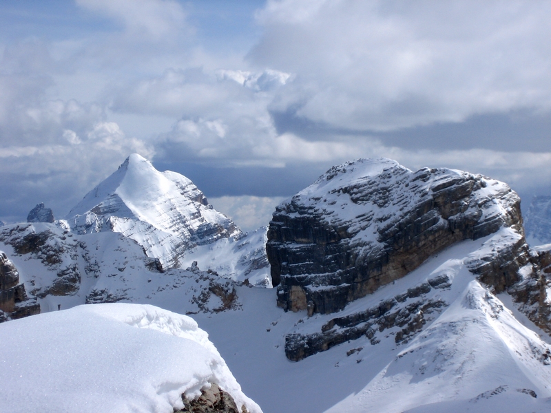 Blick-von-der-Lavarella-vorbei-an-der-Cunturinesspitze-zur-Tofana-di-Rozes