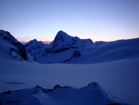 Haute Route Skitour: Morgenstimmung auf der Cabane de Bertol: im Blickfeld ist die mächtige Dent Blanche