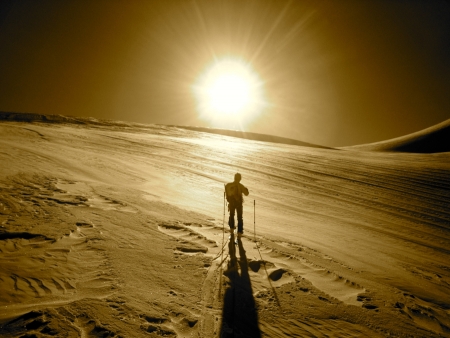 Haute Route Skitour: Bei Sonnenaufgang unterwegs am Glacier du Mont Miné
