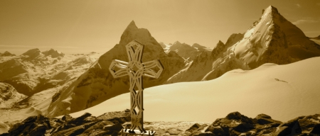 Haute Route Skitour: Das Gipfelkreuz der Tete Blanche; im Hintergrund das Matterhorn