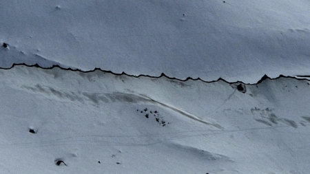 Haute Route Skitour: Wie eine gekritzelte Linie hebt sich der Kamm der Seitenmoräne des Glacier de Valsorey vom Hintergrund ab
