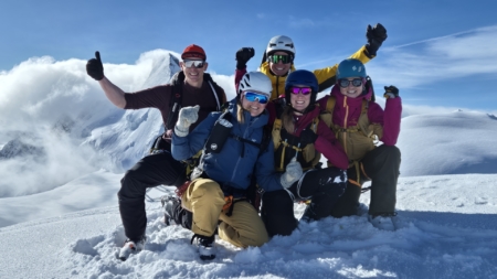 Haute Route Skitour: Das Gipfelkreuz der Tete Blanche; im Hintergrund das Matterhorn
