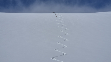 Haute Route Skitour: Grandiose Abfahrt über den frisch verschneiten Stockjigletscher