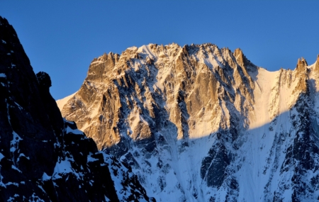 Haute Route Skitour: Les Droites frühmorgens, gesehen vom Col du Chardonnet