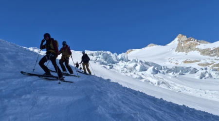 Haute Route Skitour: Abfahrt neben den Seracs des Plateau du Trient