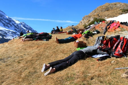 Haute Route Skitour: Verdiente Rast bei der Cabane de Chanrion