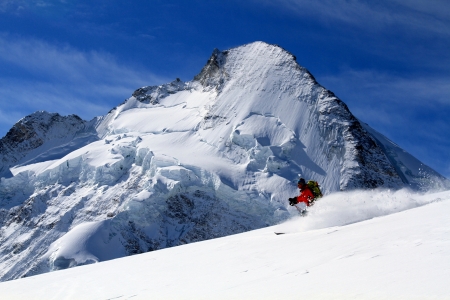 Haute Route Skitour: Diese Kulisse sucht ihresgleichen: Abfahrt nach Zermatt im Angesicht der Nordwand der Dent d' Herens