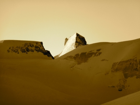 Haute Route Skitour: Die Dent d' Herens lugt hinter der Tete Blanche hervor