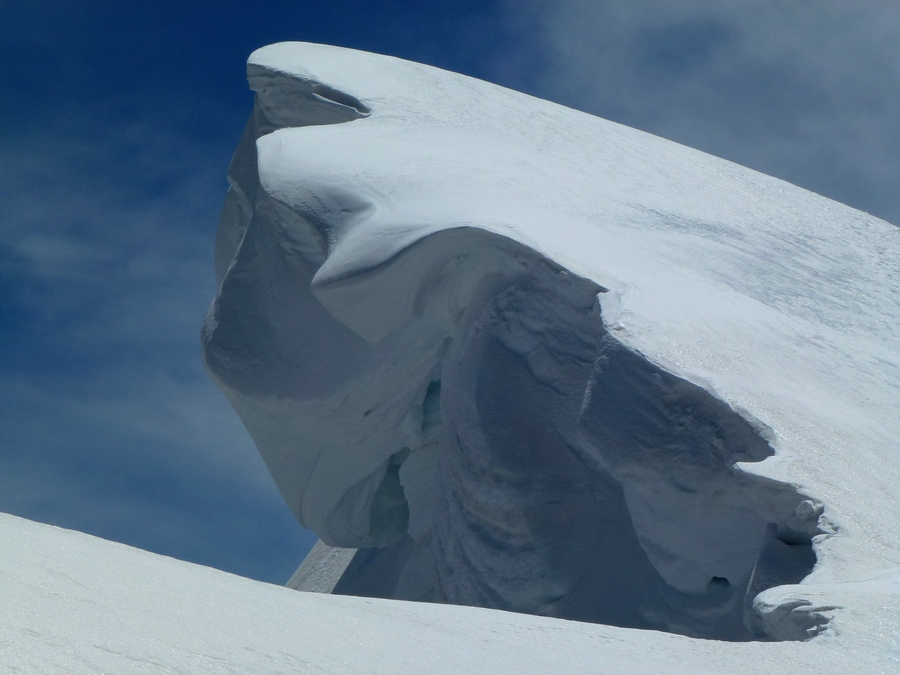 Spektakulär-Gipfelwechte-am-Breithorn-Mittelgipfel