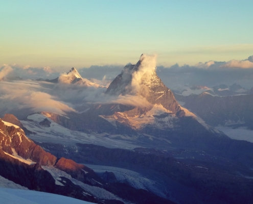 Beim Aufstieg zur Dufourspitze sehen wir das Matterhorn im Morgenlicht