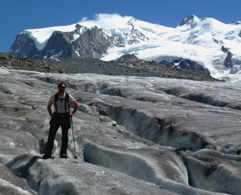 Wir befinden uns Abstieg zum Rotenboden. Hier überqueren wir den Gornergletscher und blicken nocheinmal zurück zur Dufourspitze.