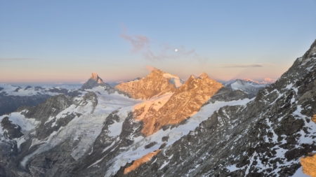 Hochtour Weisshorn: Blick zu Matterhorn, Zinalrothorn und Schalihorn im ersten Licht