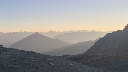Geführte Tour auf den Großglockner über den Stüdlgrat: Bergketten im abendlichen Dunst
