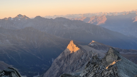 Geführte Tour auf den Großglockner über den Stüdlgrat: Freiwandspitze und Hochschober (li. oben)