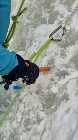 Ice climbing course in the Pitztal: We learn how to set ice screws