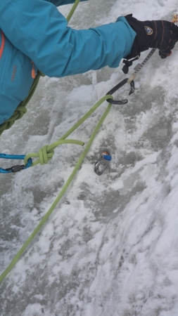 Ice climbing course in the Pitztal: finished ice screw