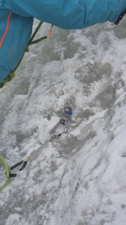 Ice climbing course in the Pitztal: finished intermediate protection