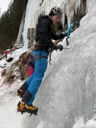 Ice climbing course in the Zillertal: practice makes perfect