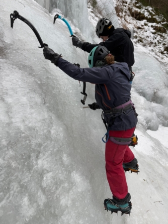Ice climbing course in the Zillertal Ice Park: we practise with crampons, ice tools and ice screws at jump height