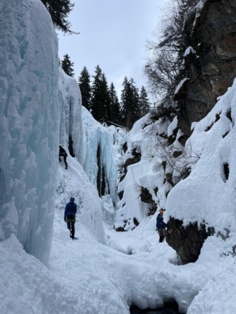 Ice climbing course in the Taschachschlucht ice world in the Pitztal valley