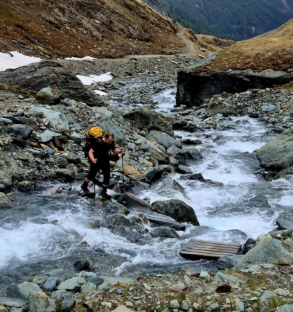 Führung Großglockner über den Stüdlgrat: Ende Mai ist die Brücke über den Bach noch nicht fertig - wir helfen uns selber