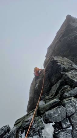 Führung Großglockner über den Stüdlgrat: Wir starten um 3 Uhr morgens. Der Wetterbericht ist zwar gut, aber Nebel und kalter Wind beherrschen den Grat. Hier am Bild ist es bereits 7 Uhr und wir haben schon mehr als die Hälfte des Weges zurückgelegt.