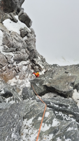 Führung Großglockner über den Stüdlgrat: Die Felsen sind von Anraum bedeckt, daher müssen wir den gesamten Grat mit Steigeisen klettern.