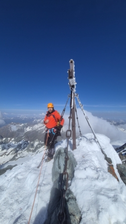 Führung Großglockner über den Stüdlgrat: Am Gipfel des 3798 m hohen Großglockners freuen wir uns über den strahlend blauen Himmel.