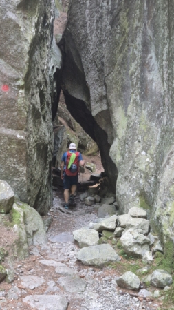 Felsentunnel beim Abstieg nach Bagni de Masino